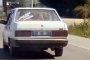 Otomobilin arka koltuğundaki g&ouml;renleri şaşırttı