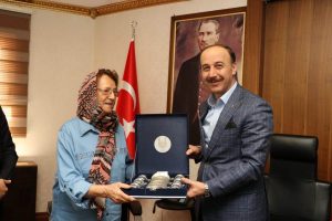 Emekli kadın &ouml;ğretmenden eğitime bağış
