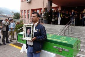 İntihar eden meslektaşlarını g&ouml;zyaşlarıyla uğurladı