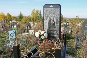 İPhone şeklinde mezar taşı