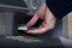 ATM'de bulduğu 7 bin 800 TL'yi sahibine teslim etti