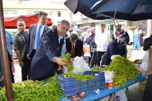 Bursa Milletvekili Efkan Ala, pazarda alışveriş yaptı
