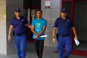 Sevgilisinin sa&ccedil;larını kesip bı&ccedil;akladı! "Boğazını kesip, kafanı &ouml;nlerine atacağım"