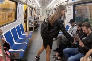 Metroda yayılarak oturan erkeklere 'sulu' tepki