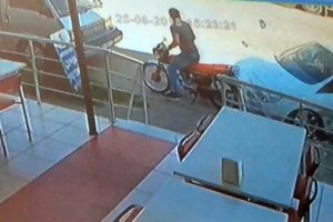 Motosikletine binmek isterken arabanın altında kaldı