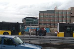 Feci kaza! İki metrob&uuml;s &ccedil;arpıştı