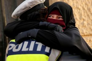 Pe&ccedil;e yasağına karşı &ccedil;ıkan eylemciye sarılan polise soruşturma