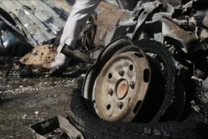 Bab'da sivillere ait araca yerleştirilen bomba patladı