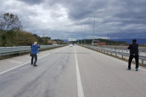 Polis maskeli soyguncuları kapanla yakaladı