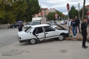Bursa'da yeni aldığı ara&ccedil;la kaza yaptı, arkadaşı &ouml;l&uuml;mden d&ouml;nd&uuml;