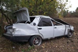 Otomobil ağa&ccedil;lık alana u&ccedil;tu: 1 yaralı