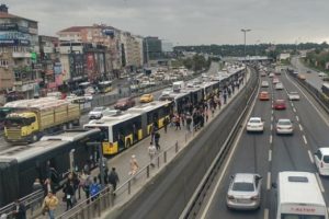 Bah&ccedil;elievler'de Metrob&uuml;s kuyruğu