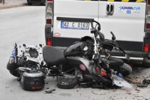 Ş&uuml;pheli s&uuml;r&uuml;c&uuml;n&uuml;n aracı &uuml;zerlerine s&uuml;rd&uuml;ğ&uuml; polislerinin tedavisi s&uuml;r&uuml;yor