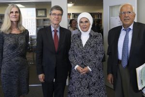 Emine Erdoğan, ekonomi profes&ouml;r&uuml; Sachs ile g&ouml;r&uuml;şt&uuml;