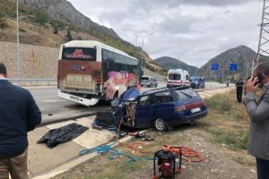 Otomobil midibüse çarptı: 1 ölü, 1 yaralı