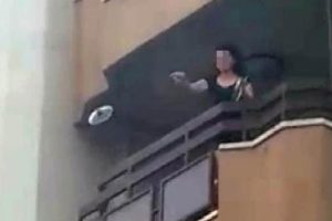 Balkonda &ouml;ğretmen şoku! Ne bulduysa attı
