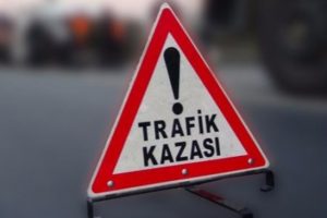 Otomobil ile servis minib&uuml;s&uuml; &ccedil;arpıştı: Yaralılar var