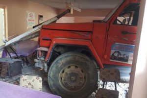 İş makinesi y&uuml;kl&uuml; TIR, kıraathaneye girdi