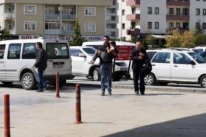 Bursa'da &ccedil;arptığı &ouml;ğrenciyi kucağında taşıdı