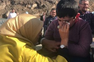T&ouml;reni bıraktı engelli &ccedil;ocuğun g&ouml;zyaşlarını sildi