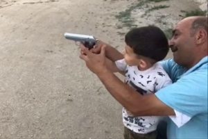 4 yaşındaki oğluna magandalık &ouml;ğretti