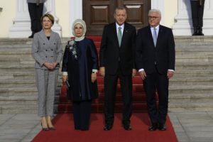 Cumhurbaşkanı Erdoğan, resmi t&ouml;renle karşılandı
