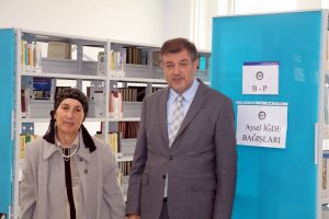 Emekli &ouml;ğretmenden &uuml;niversite k&uuml;t&uuml;phanesine kitap bağışı