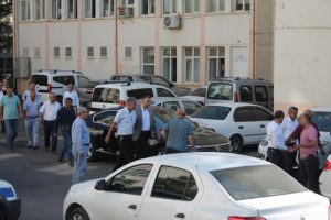 &Ccedil;alıştığı kurumun &ouml;n&uuml;nde kendini yakmak istedi