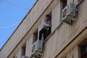 Alttan dersi kalan &uuml;niversiteliden intihar girişimi