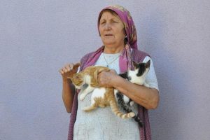 K&ouml;y&uuml;n kaderine terk edilen kedilerine annelik yapıyor