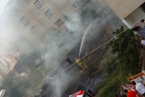 Mahalle arasında &ccedil;ıkan yangın korkuttu