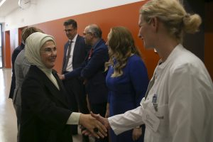 Emine Erdoğan, Charite Hastanesi'ni ziyaret etti