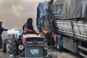 Bursa'da odun y&uuml;kl&uuml; TIR'daki yangını, &ccedil;ift&ccedil;iler s&ouml;nd&uuml;rd&uuml;