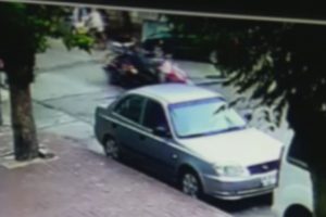 Bursa'da &ouml;n&uuml;ndeki motosiklete b&ouml;yle &ccedil;arptı