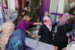 AK Parti Kadın ve Gen&ccedil;lik Kolları aşure dağıttı