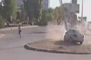 Beton direğin altında kalmaktan son anda kurtuldu