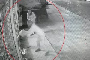 Benzin d&ouml;k&uuml;p yaktılar, karşısına ge&ccedil;ip fotoğrafını &ccedil;ektiler