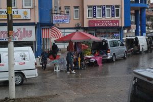 Şiddetli yağmur vatandaşlara zor anlar yaşattı