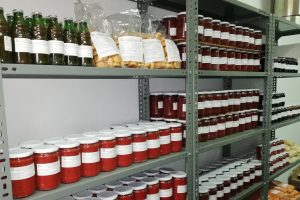 Bursa'da &ouml;ğrenciler yetiştirdikleri organik sebzeleri konserve yapıp satıyor