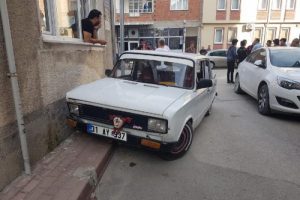 Bursa'da polisten kaçarken otomobille duvara çarptı