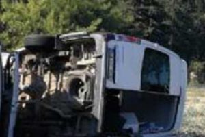 Tur minib&uuml;s&uuml; devrildi: &Ouml;l&uuml; ve yaralılar var...