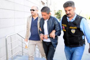 Yaşlıları dolandırdığı iddia edilen ş&uuml;pheli, adliyede