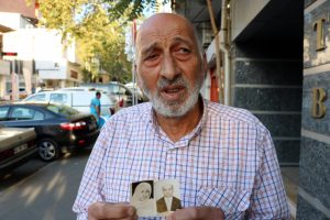 50 yıl &ouml;nce evlatlık verilen kız kardeşini arıyor