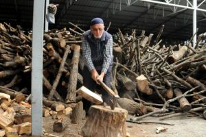 Bursa'nın 'ihtiyar delikanlı'sı! 85 yaşında g&uuml;nde 3 ton odun kırıyor