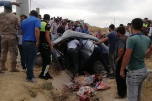 Otomobil elektrik direğine &ccedil;arptı: 2 &ouml;l&uuml;, 2 yaralı