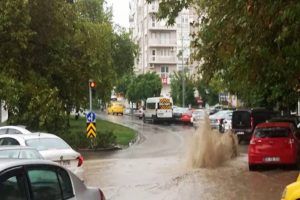İzmir'de sağanak yağış etkili oldu