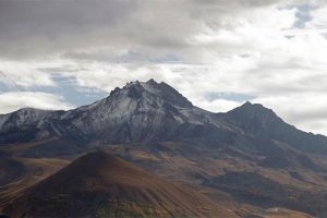 Erciyes Dağı beyaza b&uuml;r&uuml;nd&uuml;