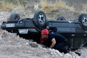 5 takla atan otomobilden sağ &ccedil;ıktılar