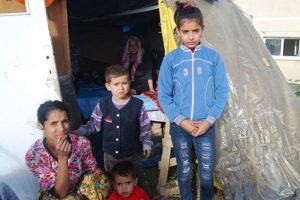 Evsiz kalarak &ccedil;adırda yaşayan aileye kaymakam sahip &ccedil;ıktı