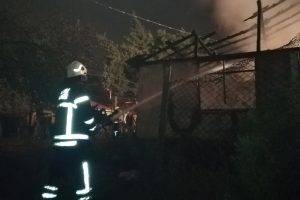 Metruk bina yangında k&uuml;le d&ouml;nd&uuml;
